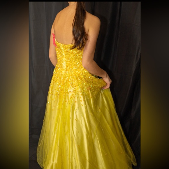 Stunning yellow ball gown, prom dress - Picture 3 of 3